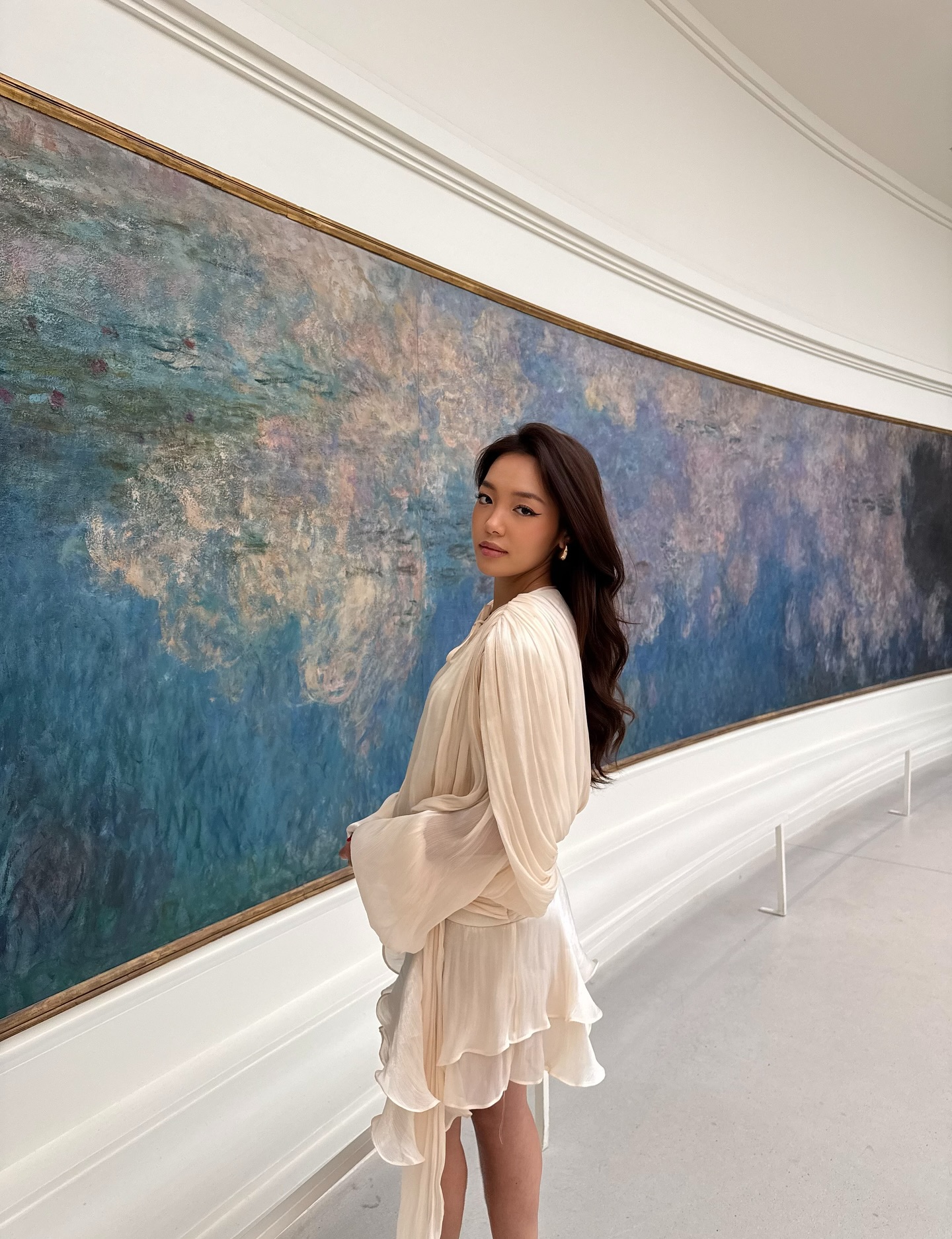Nhi Pm in front of Monet’s Water Lilies